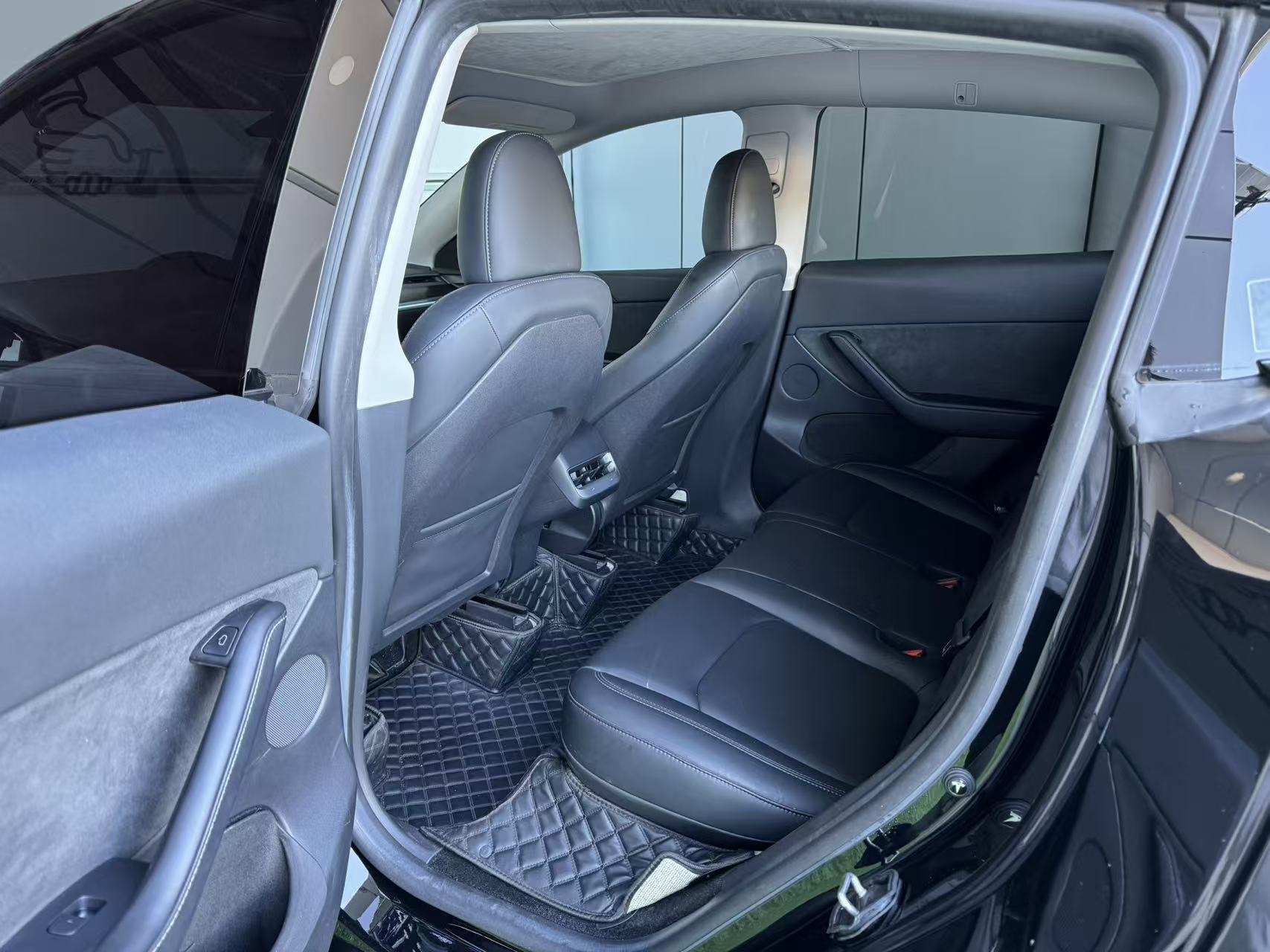 Tesla Model Y 2023 #8 Tesla Model Y 2023 car image #8