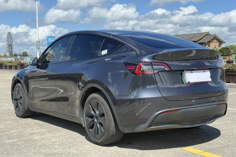 Tesla Model Y 2024 #5 Tesla Model Y 2024 car image #5