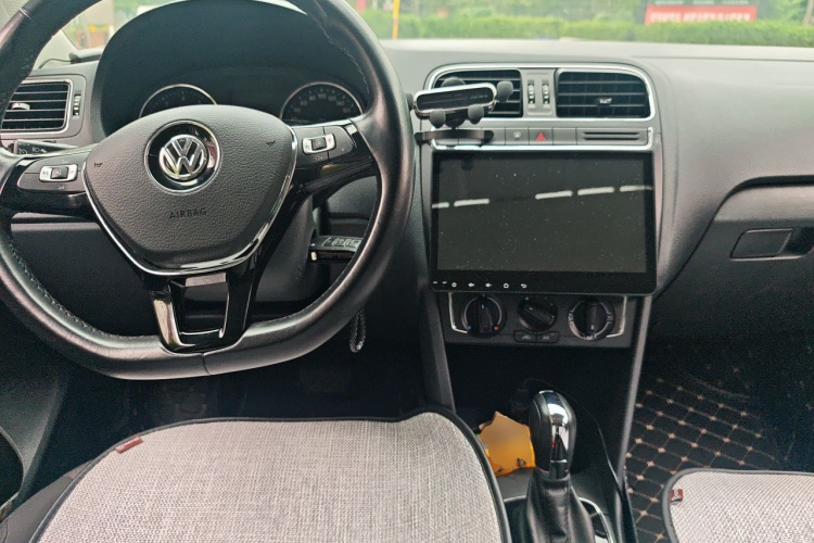 Volkswagen Polo 2016 car image #7