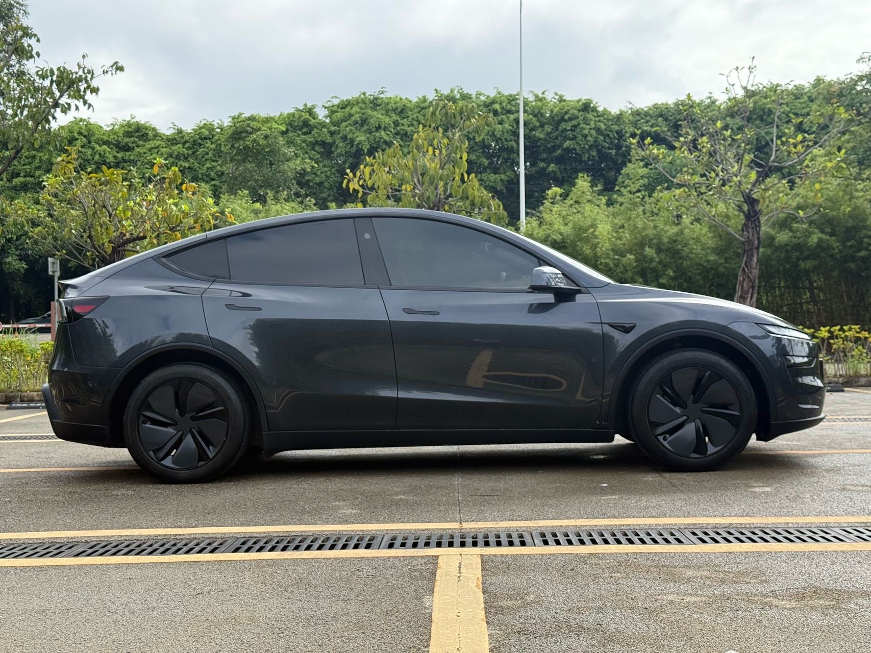 Tesla Model Y 2025 #13 Tesla Model Y 2025 car image #13
