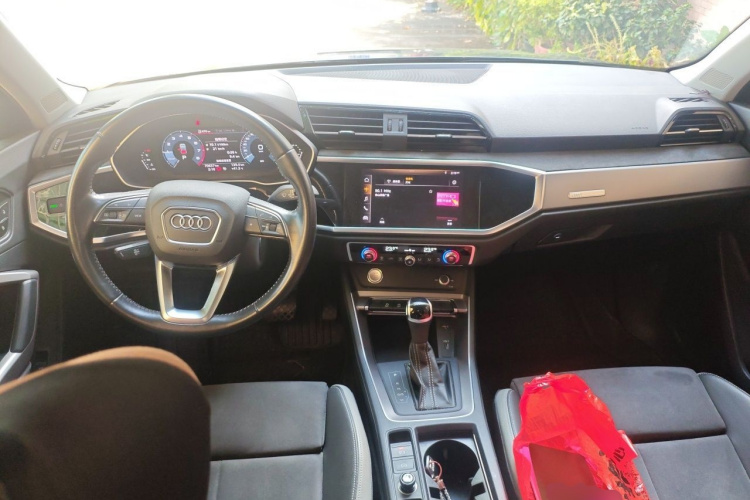 Audi Q3 2020 car image #7