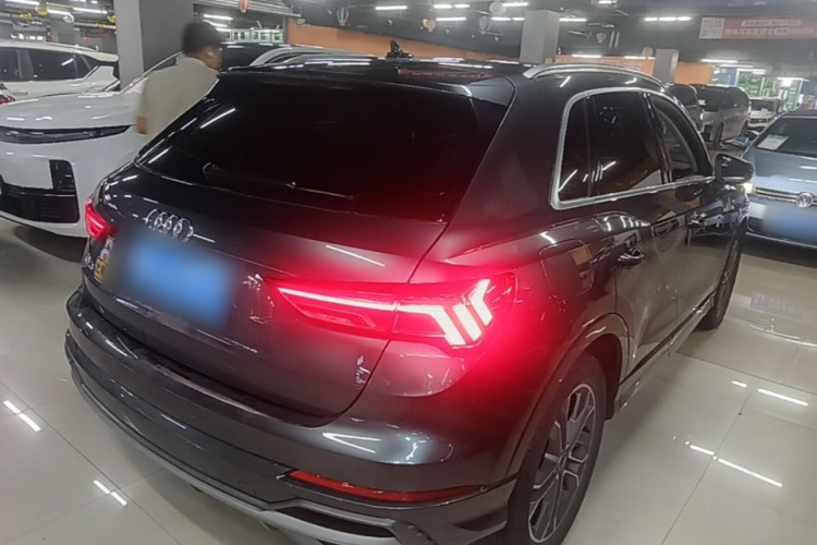 Audi Q3 2022 car image #7