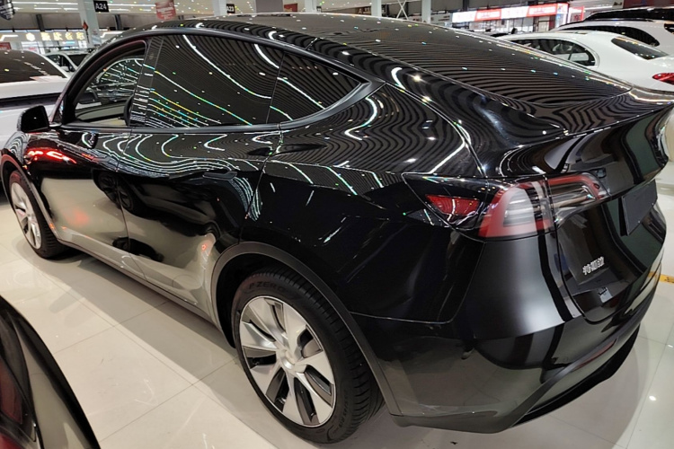 Tesla Model Y 2023 car image #5