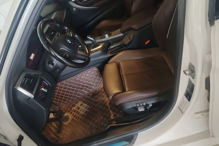 BMW 3 Series 2019 car image #15