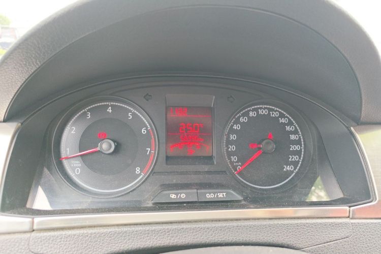 Volkswagen Santana 2017 car image #12