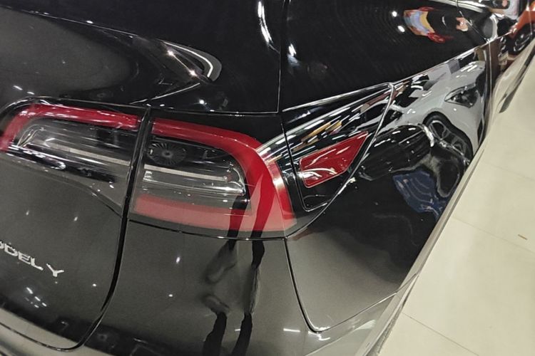 Tesla Model Y 2023 immagine di auto #8