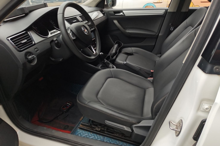 Skoda Rapid 2021 immagine di auto #15