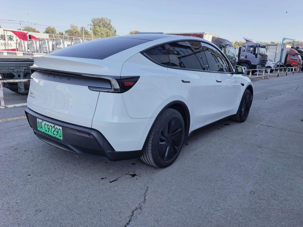 Tesla Model Y 2025 #6 Tesla Model Y 2025 car image #6