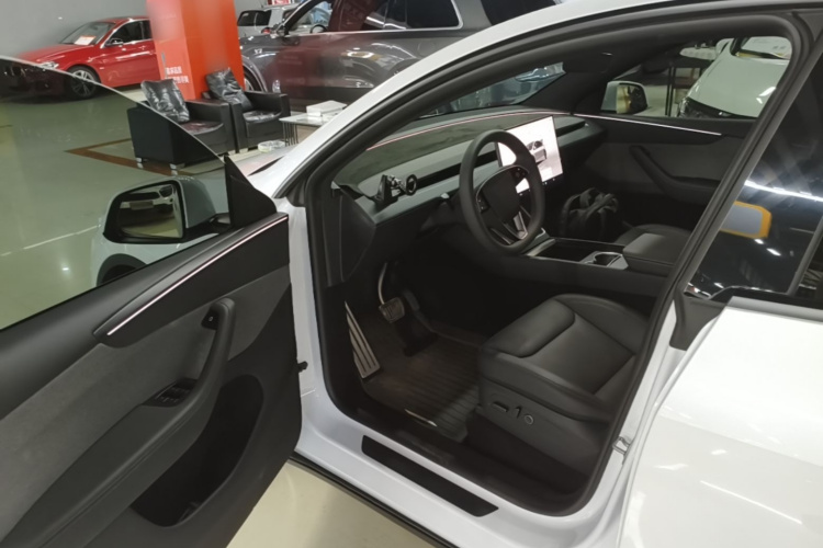 Tesla Model Y 2026 immagine di auto #16