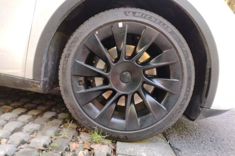 Tesla Model Y 2024 car image #9