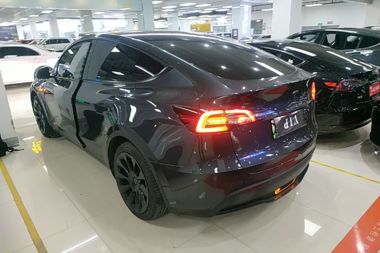 Tesla Model Y 2024 #5 Tesla Model Y 2024 car image #5