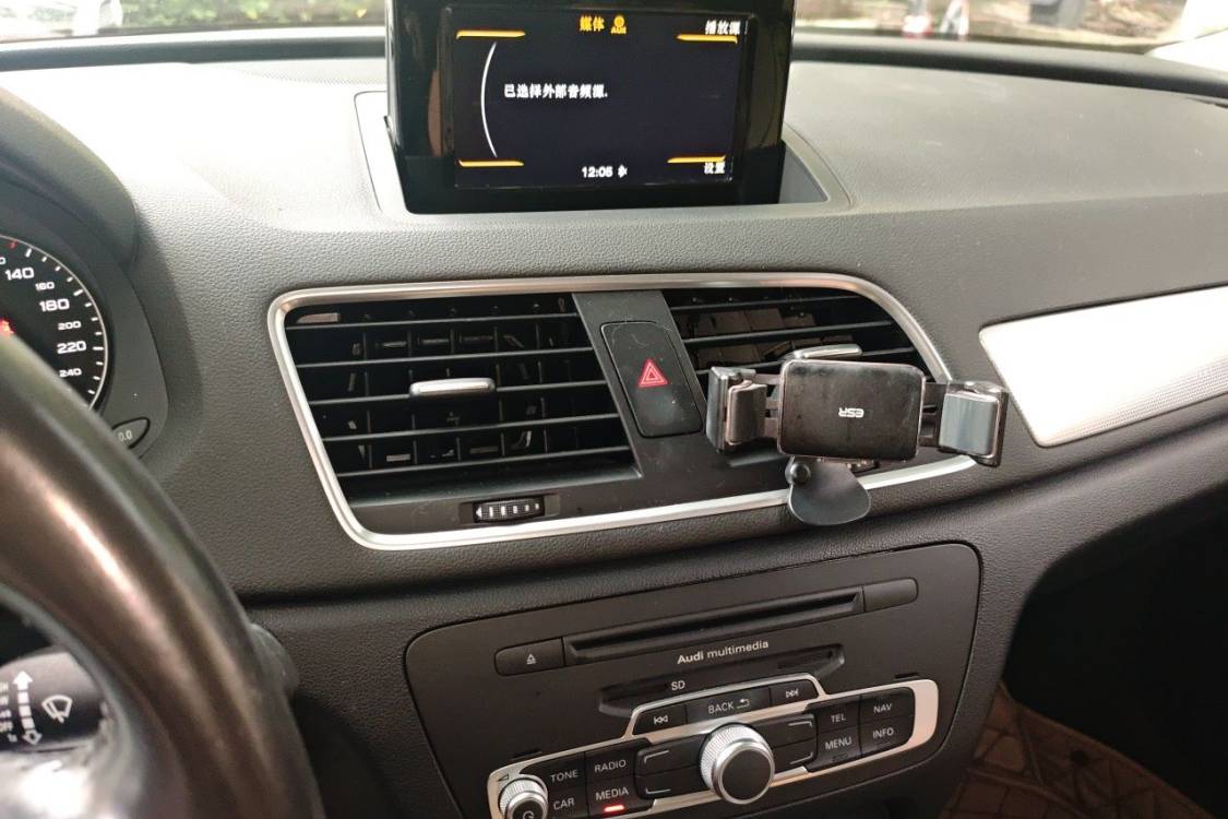 Audi Q3 2016 car image #26