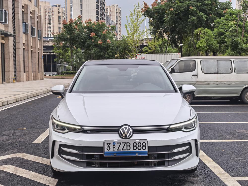 Volkswagen Golf 2025 car image #2