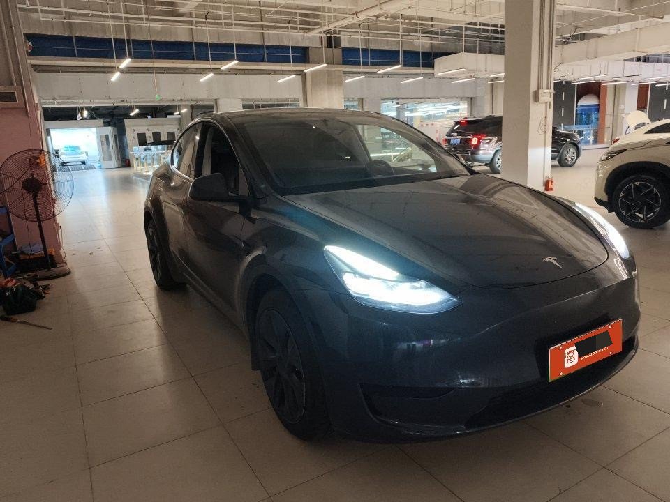 Tesla Model Y 2024 car image #2