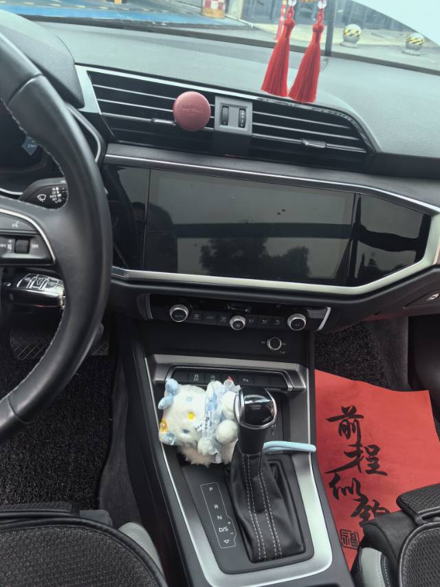 Audi Q3 2023 car image #3