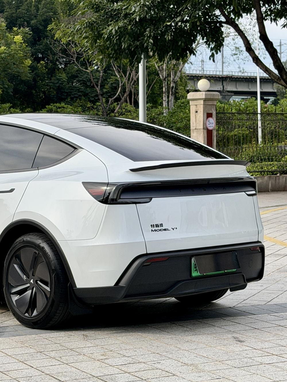 Tesla Model Y 2025 #10 Tesla Model Y 2025 car image #10