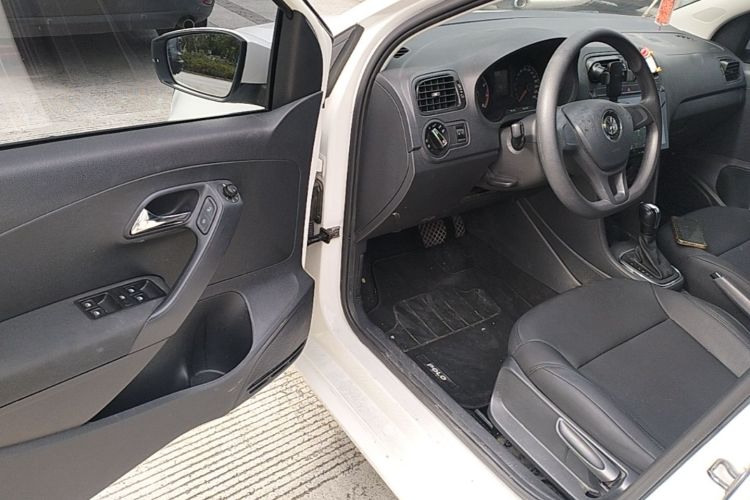 Volkswagen Polo 2017 car image #16
