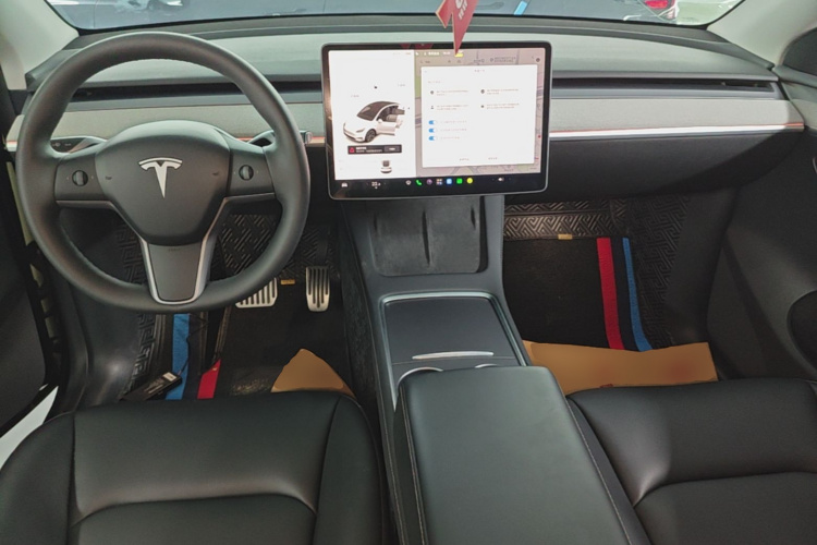Tesla Model Y 2024 immagine di auto #10