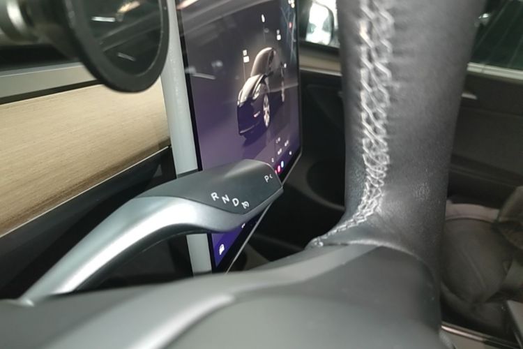 Tesla Model Y 2022 car image #18