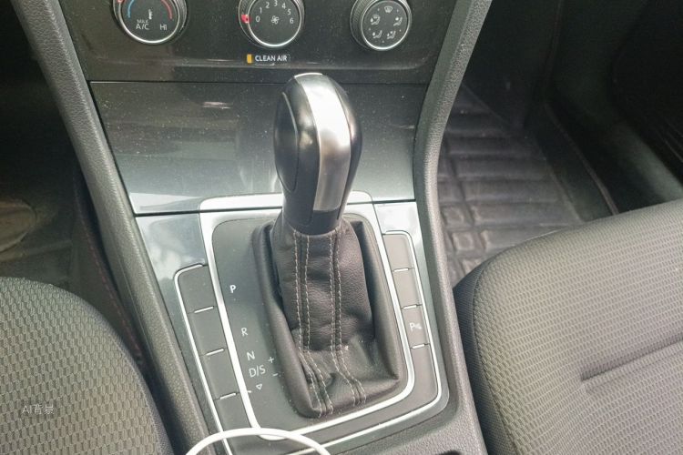 Volkswagen Golf 2017 car image #16