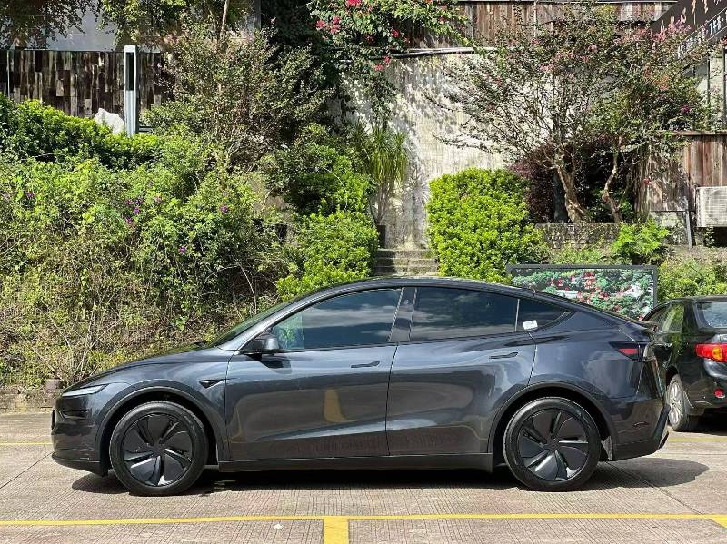 Tesla Model Y 2025 car image #3