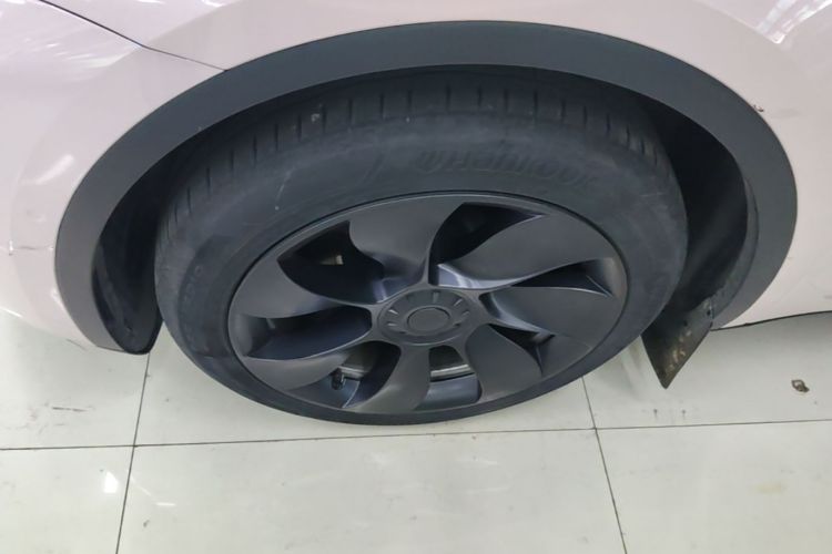 Tesla Model Y 2022 car image #9