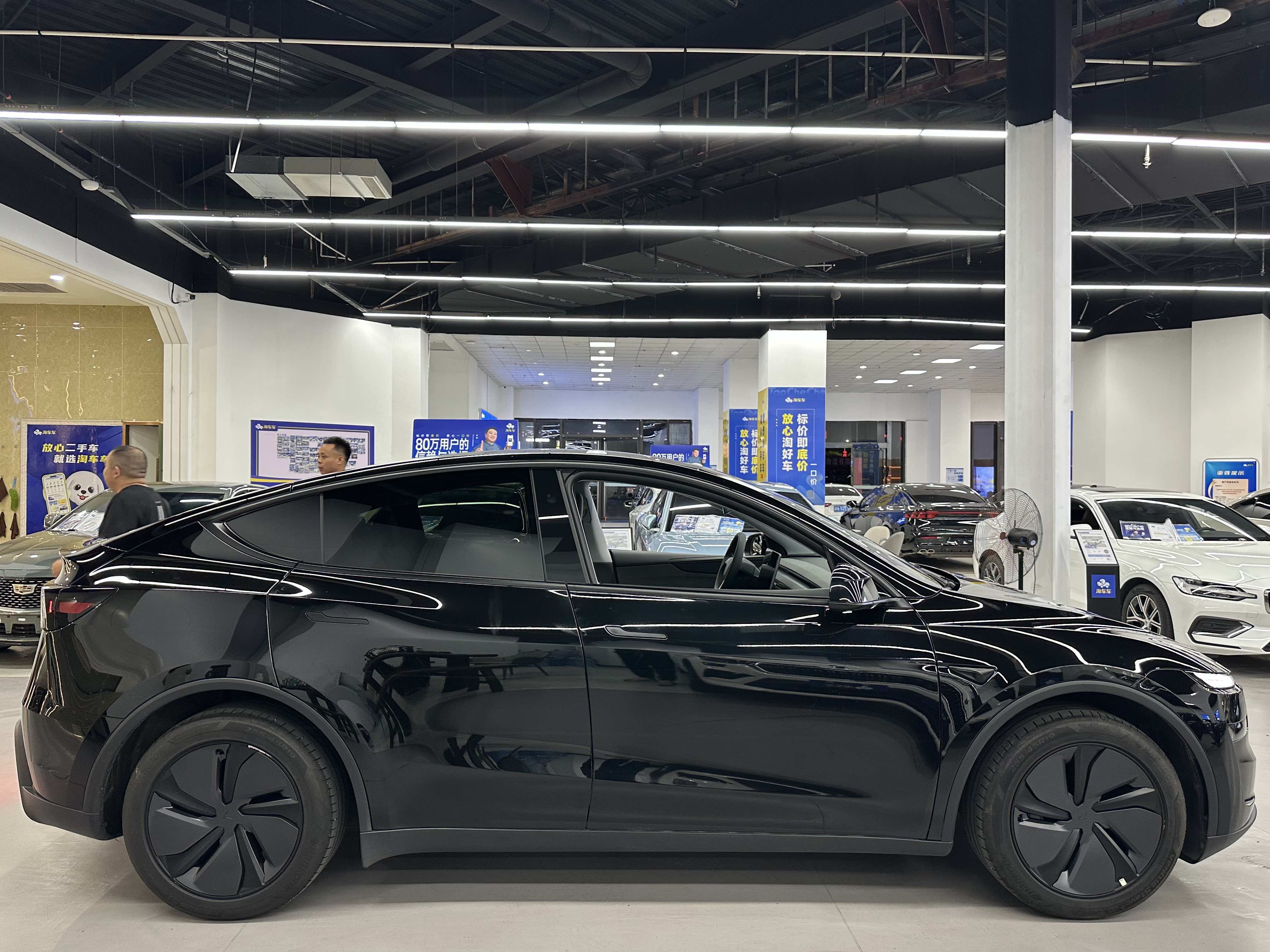 Tesla Model Y 2025 #10 Tesla Model Y 2025 car image #10