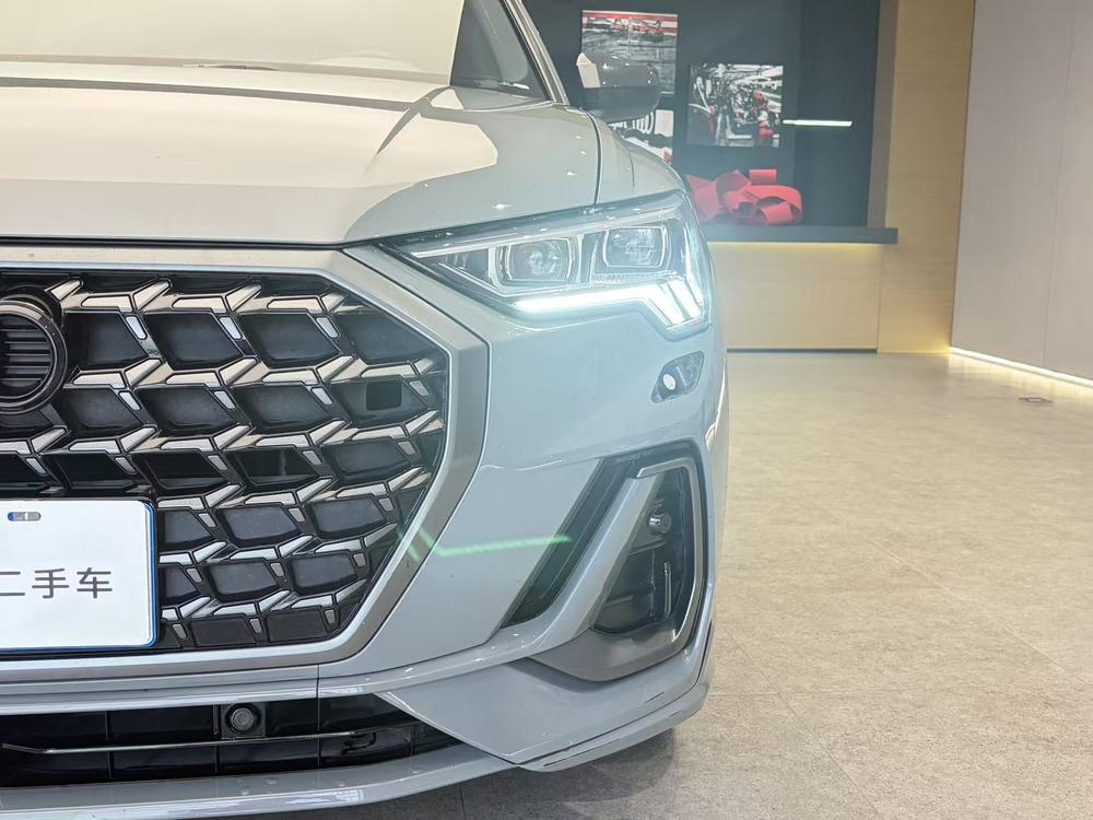 Audi Q3 2023 car image #9