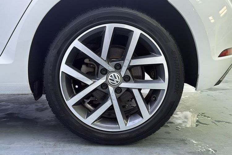 Volkswagen Golf 2020 car image #11