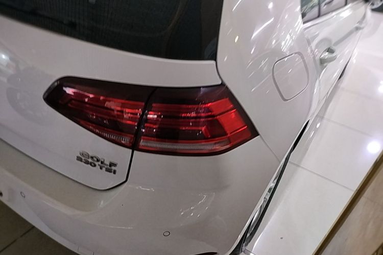 Volkswagen Golf 2018 car image #8