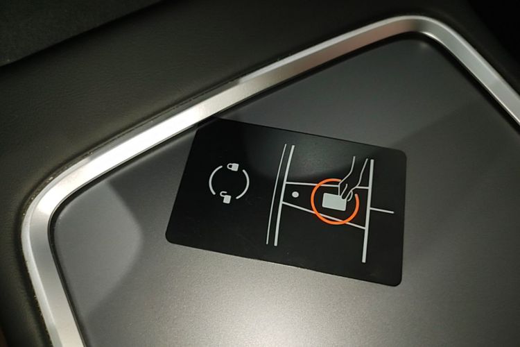 Tesla Model Y 2025 car image #9