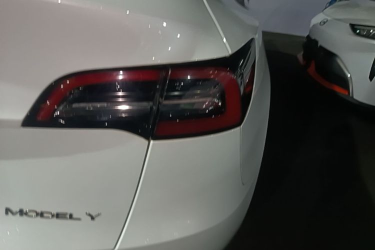 Tesla Model Y 2023 car image #8