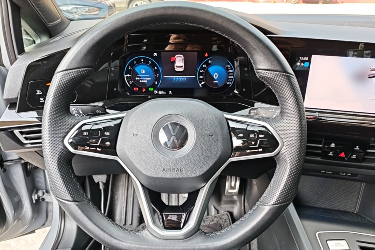 Volkswagen Golf 2023 car image #11