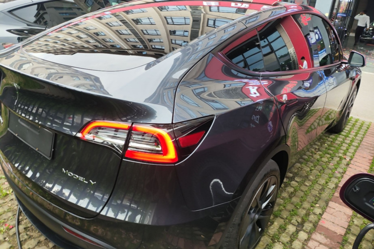Tesla Model Y 2025 car image #5