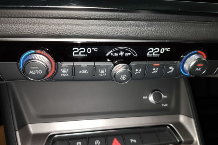 Audi Q3 2021 car image #13