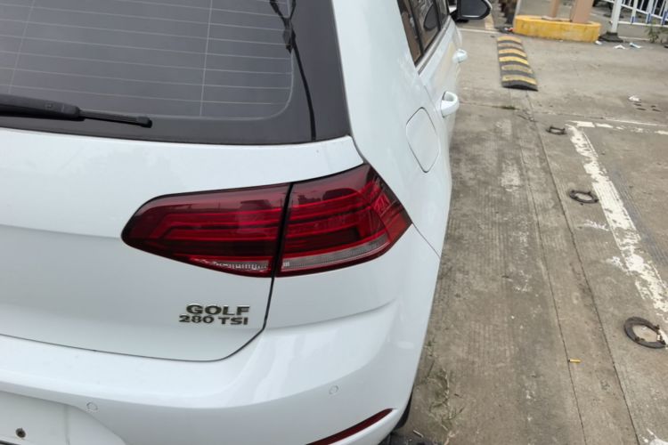 Volkswagen Golf 2018 car image #8