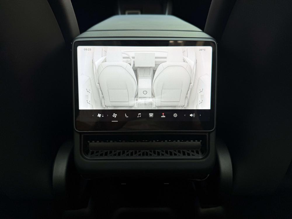 Tesla Model Y 2025 #6 Tesla Model Y 2025 car image #6