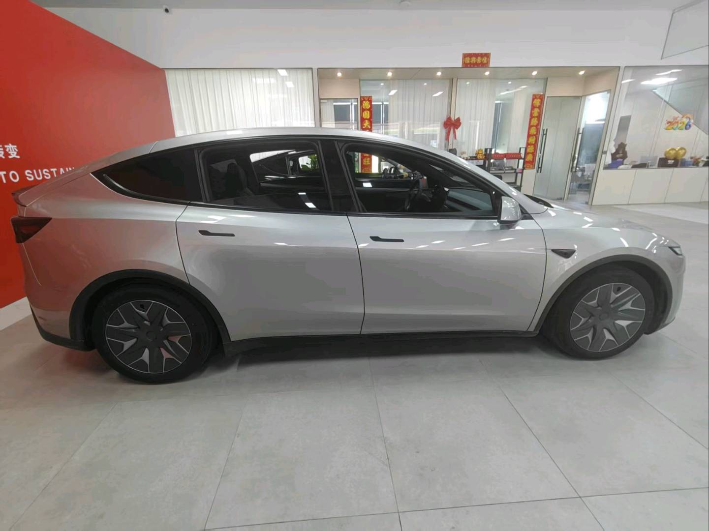 Tesla Model Y L 2024 #4 Tesla Model Y L 2024 car image #4