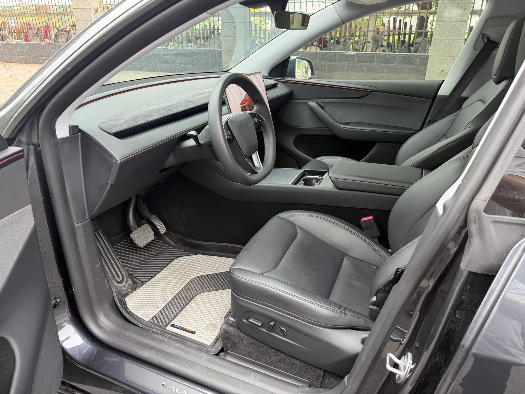 Tesla Model Y 2025 #5 Tesla Model Y 2025 car image #5