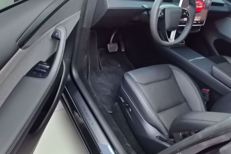 Tesla Model Y 2025 car image #15