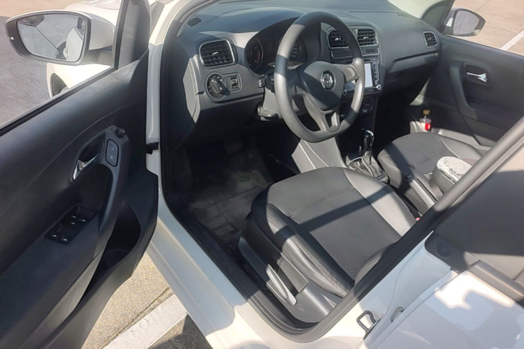 Volkswagen Polo 2016 car image #18