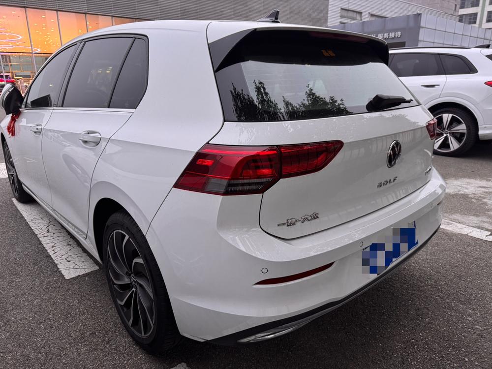 Volkswagen Golf 2023 car image #2