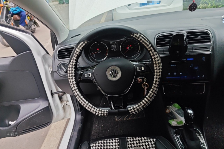 Volkswagen Polo 2018 car image #12