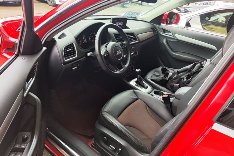 Audi Q3 2018 car image #16