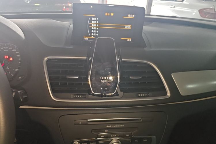 Audi Q3 2018 car image #13