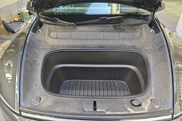 Tesla Model Y 2025 car image #20