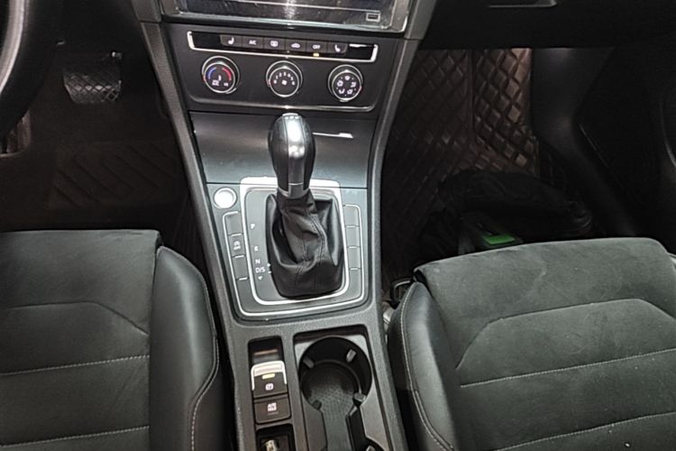 Volkswagen Golf 2020 car image #18