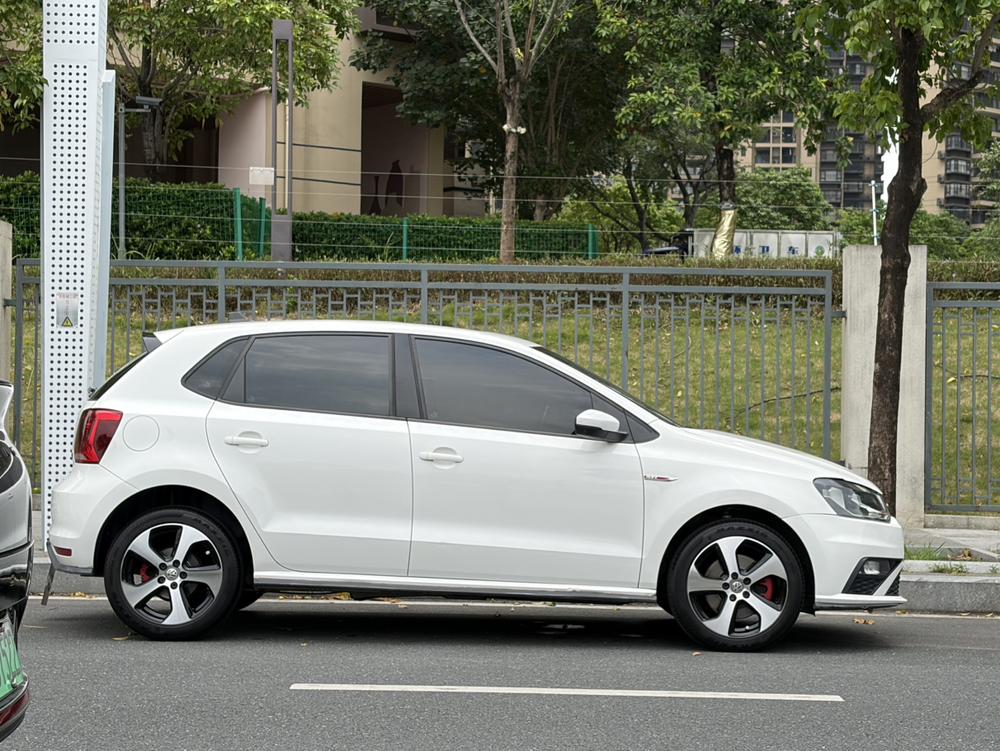 Volkswagen Polo 2015 car image #8