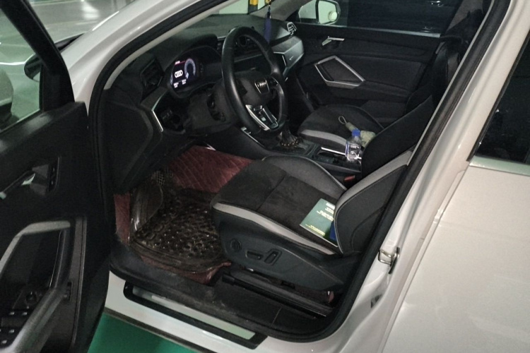Audi Q3 2022 car image #19