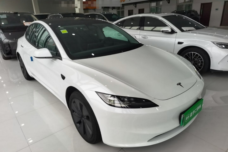 Tesla Model 3 2026 car image #4